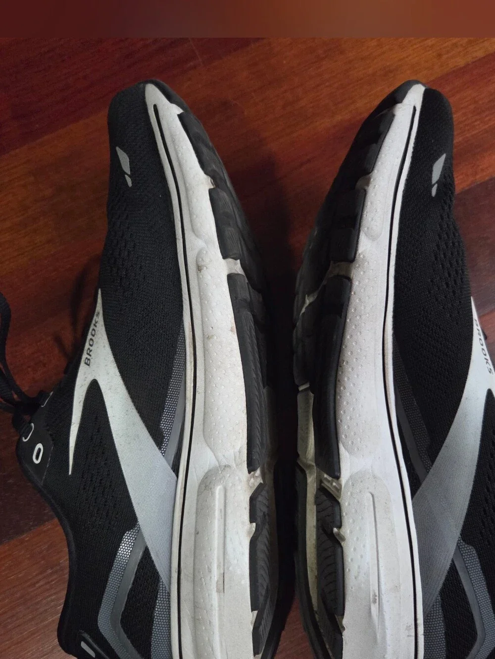 Brooks Ghost 15, Women's 12, Black & White Running Shoes